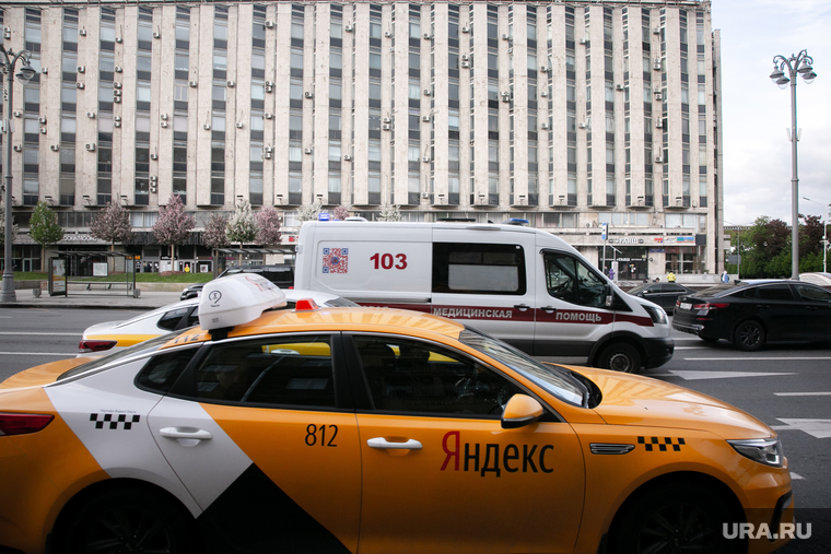 Москва во время объявленного режима самоизоляции. Москва, такси, пушкинская площадь, тверская улица, скорая помощь
