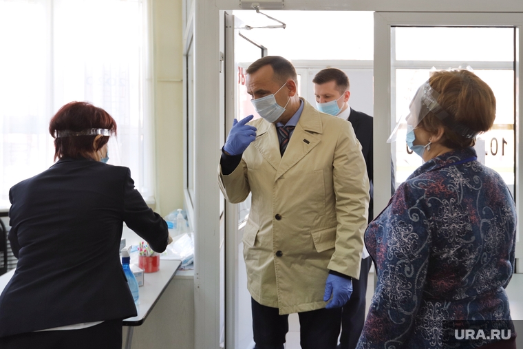 Вадим Шумков пришел в своих маске и перчатках и отказался от предложенных на избирательном участке