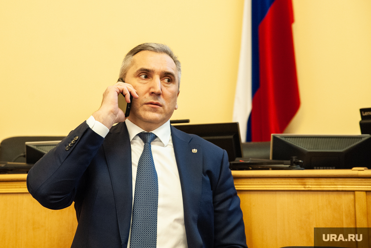 Очередное заседание тюменской областной думы. Тюмень, моор александр, говорит по телефону