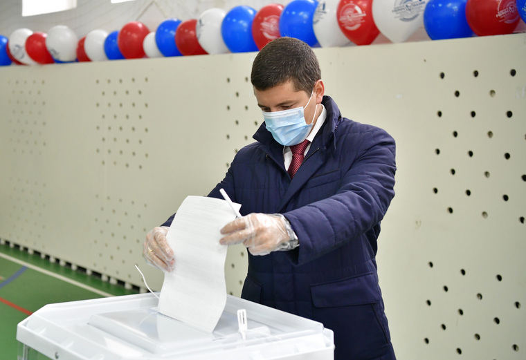 Дмитрий Артюхов проголосовал в Обдорской гимназии в Салехарде
