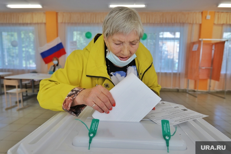 Выборы 2020. Выборы депутатов Курганской областной думы седьмого созыва. Курган , избирателный участок, триколор, голосование, урна голосования