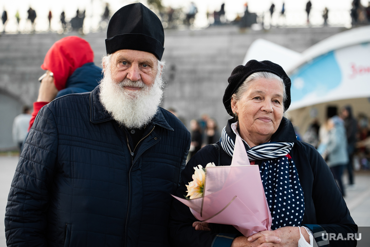 Также чествовали супругов, которые прожили в браке более 50 лет. Например, Александр Максимович и Лидия Федоровна (родители отца Максима Миняйло — настоятеля Храма на Крови) вместе уже 55 лет