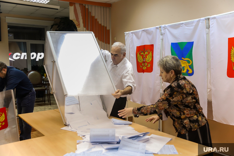 Подсчет голосов на губернаторских выборах во Владивостоке. Владивосток, избирательная комиссия, подсчет бюллетеней, подсчет голосов, топ, избирательный участок, урна для голосования, бюллетень