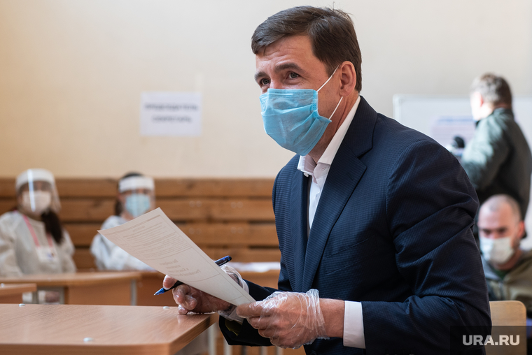 Голосование по внесению поправок в Конституцию РФ в гимназии №104. Екатеринбург, куйвашев евгений, медицинская маска, поправки в конституцию, голосование по поправкам в конституцию
