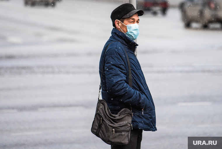 Екатеринбург во время пандемии коронавируса COVID-19, медицинская маска, защитная маска, маска на лицо, covid19, мужчина в маске, коронавирус