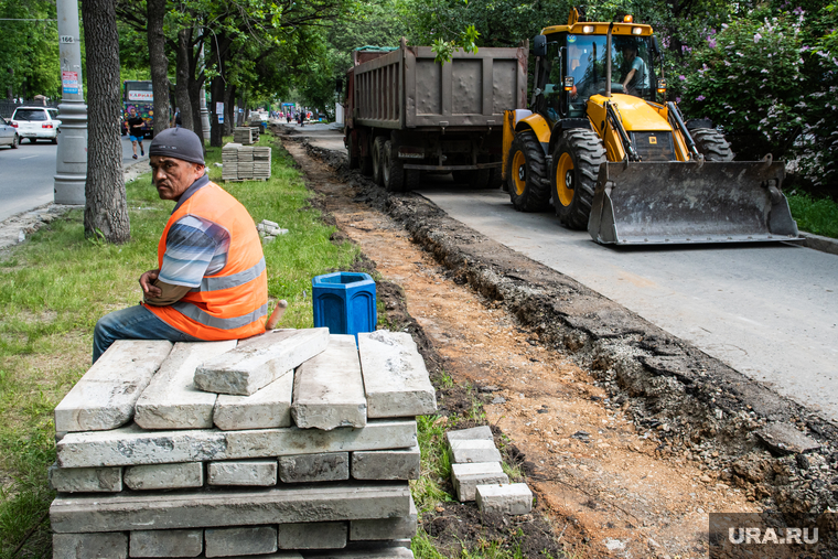 Виды Екатеринбурга, экскаватор, мигрант, дорожные работы, тротуарная плитка, гастарбайтер, асфальт, ремонт дороги, рабочий, благоустройство, бехатон, ремонт бордюров