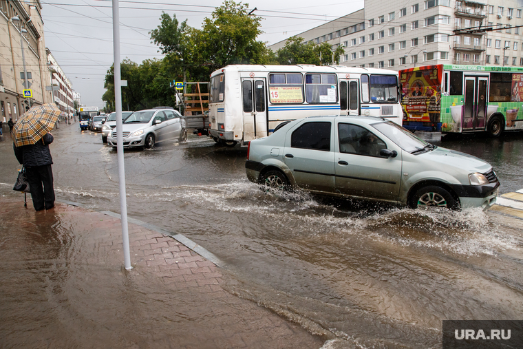 Затопление центральных улиц во время дождя. Екатеринбург, ливень, потоп, дождь