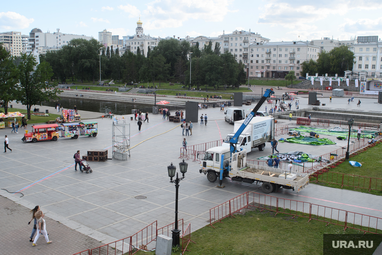 Виды Екатеринбурга, исторический сквер, монтаж сцены, автокран, плотинка