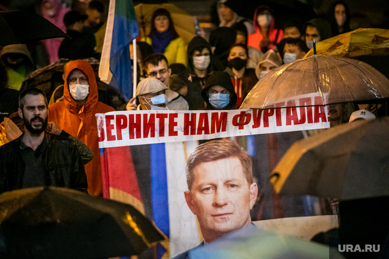 Несанкционированная акция в поддержку Сергея Фургала. Хабаровск, плакаты, протестующие, митинг, шествие, протест, несанкционированная акция, фургал сергей портрет