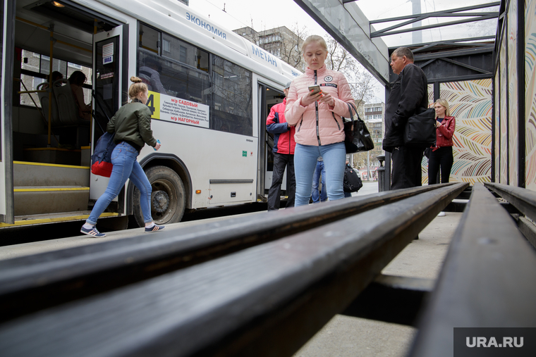 Виды Перми, остановка, автобус, общественный транспорт, пассажиры