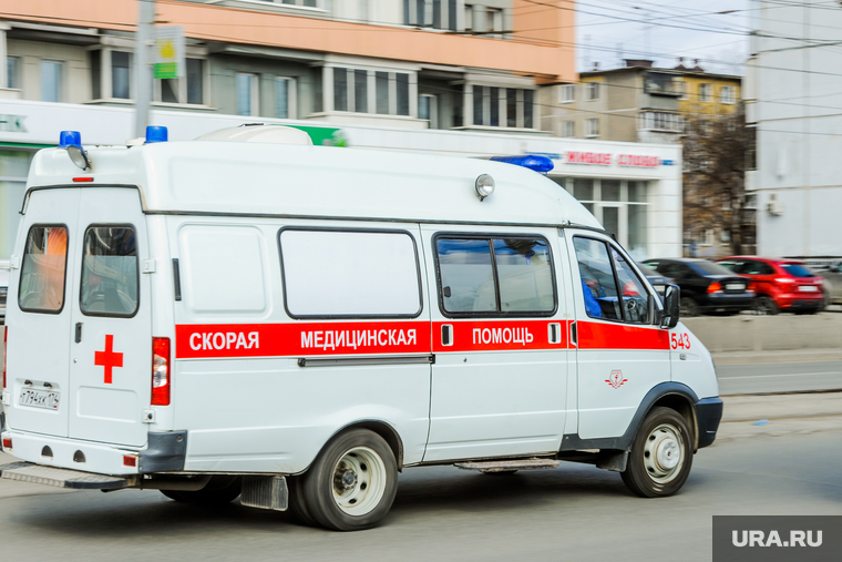 Обстановка на улицах города во время эпидемии коронавируса и режима самоизоляции. Челябинск, скорая помошь