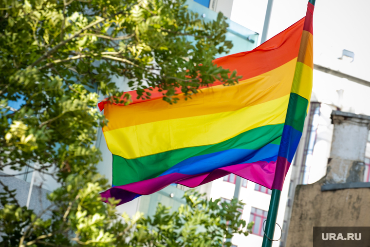 Флаг ЛГБТ сообщества на посольстве Великобритании. Москва, геи, лгбт, флаг лгбт, радужный флаг, сексуальные меньшинства