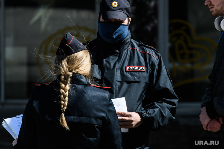 Тридцать третий день вынужденных выходных из-за ситуации с CoVID-19. Екатеринбург, полиция, охрана правопорядка, проверка документов