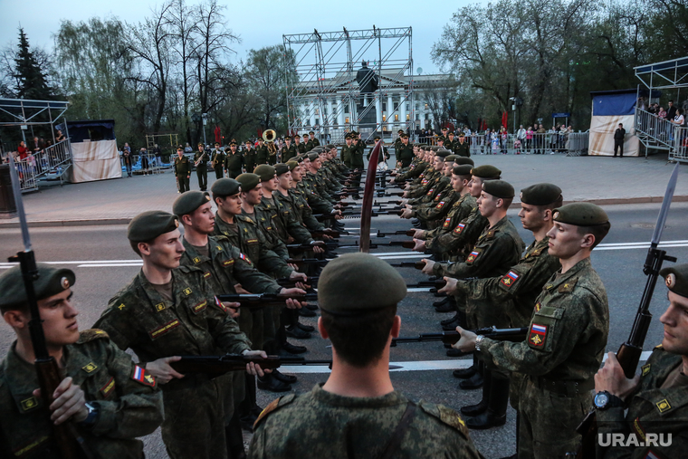Репетиция парада к 9 Мая. Тюмень, курсанты тввику, солдат