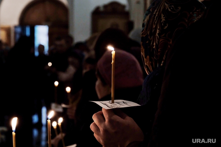 Похороны Егора Перепелкина, погибшего в Керчи во время теракта. Челябинск, горе, скорбь, церковная свеча