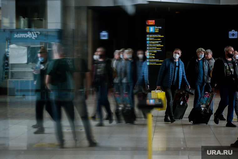 Аэропорт Кольцово во время пандемии коронавируса. Екатеринбург, аэропорт кольцово, эпидемия, терминал а, медицинская маска, пассажиры, covid19, коронавирус