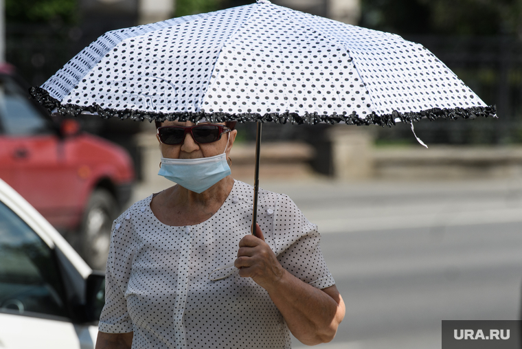 Екатеринбург во время пандемии коронавируса COVID-19, зонт, солнечная погода, маска на лицо, масочный режим