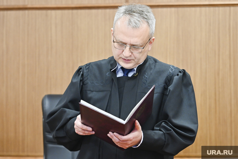 Приговор зачитывает судья Андрей Минеев