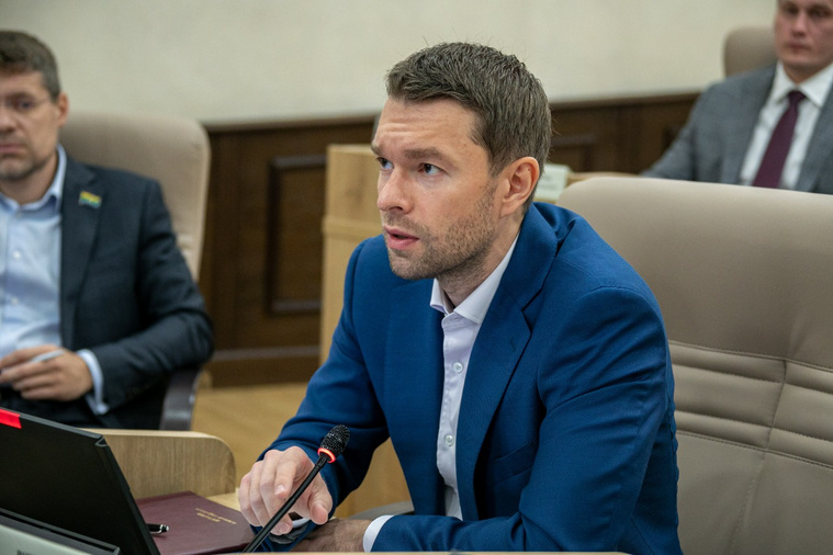 Алексей Вихарев предложил вернуть властям Екатеринбурга полномочия по рекламе и земле