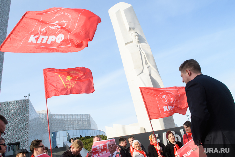 Акция свердловского КПРФ в поддержку Геннадия Зюганова. Екатеринбург, памятник ельцину, флаги кпрф