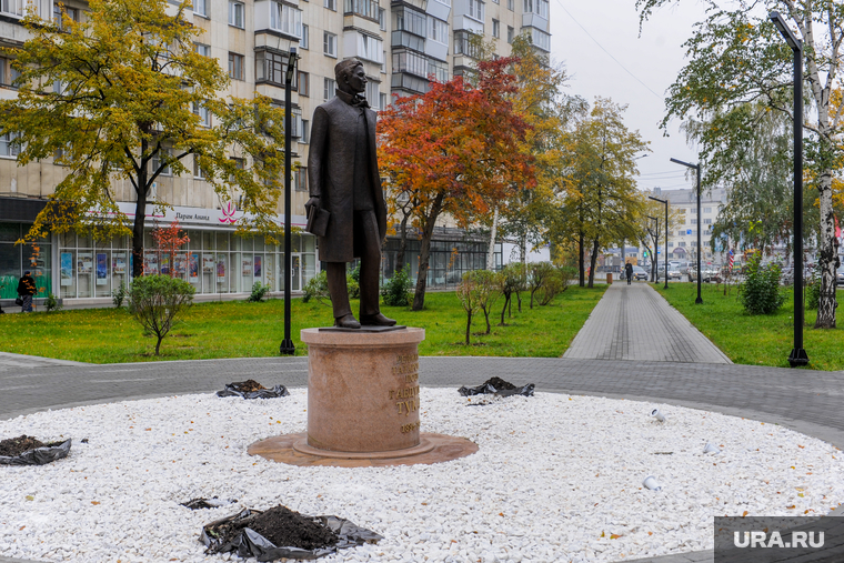 Памятник татарскому поэту Габдулле Тукаю. Челябинск, скульптура, габдулла тукай, памятник