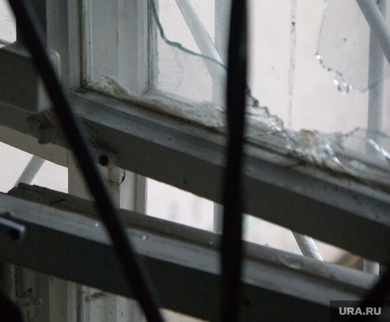 В здании мировых судей после взрыва
5 микрорайон д 1 А
Курган
05.11.2013г, разбитые стекла, окно