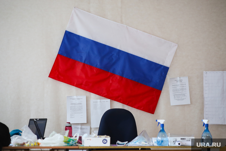 Избирательный участок по общероссийскому голосованию по поправкам в Конституцию РФ. Курган, пустое кресло, триколор, флаг россии, избирательнй участок, общероссийское голосование