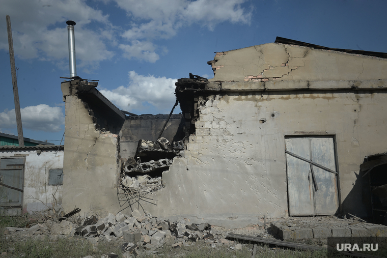 Село Амвросиевка. Последствия обстрела "градом". Украина, разрушенные здания, последствия взрывов