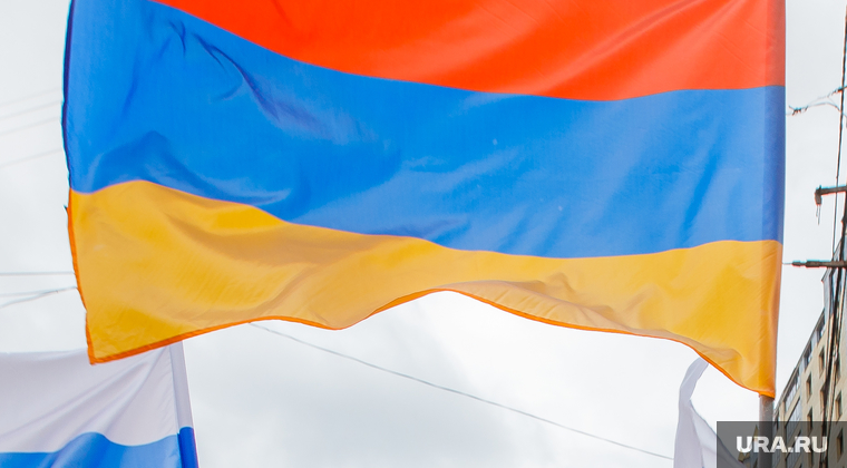 Шествие посвященное столетию геноцида армян. Екатеринбург, флаг армении, флаги