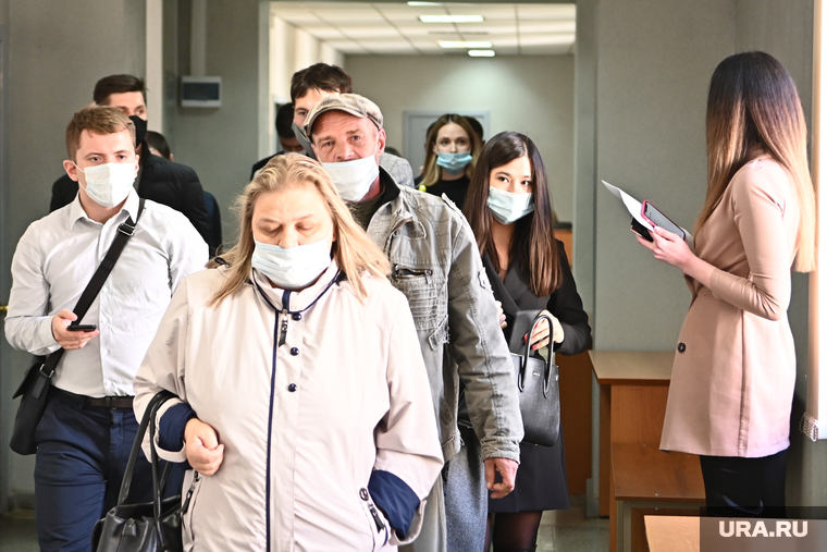 Потерпевшие собираются на суд по Васильеву. Впереди — мать погибшего таксиста Татьяна Павловна Трухина