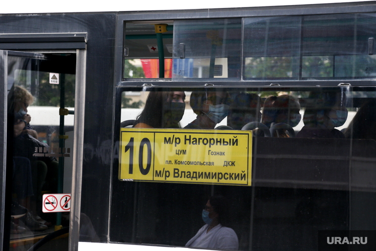 Город в период самоизоляции 27 мая 2020. Пермь, автобус, пассажир в маске