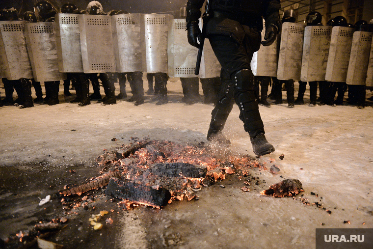 Евромайдан. Киев, беспорядки, беркут, щиты, угли, полиция, оцепление