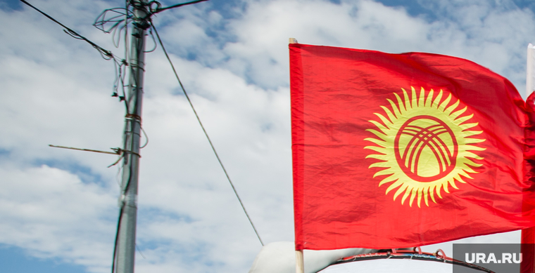День России. Сургут, традиции, национальная одежда, флаг россии, угощение, киргизы, флаг киргизии