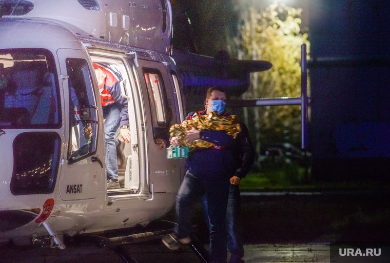 Прибытие борта вертолета с истощенной девочкой из Карпинска. Екатеринбург, вертолет, медики, фельдшеры, медицинская авиация, скорая помошь