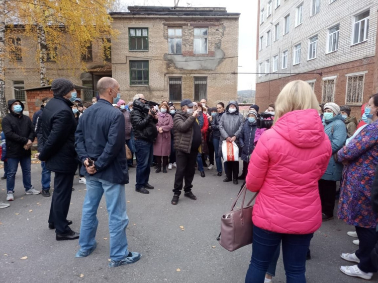 Экс-министр здравоохранения Челябинской области Сергей Приколотин вышел к протестующим