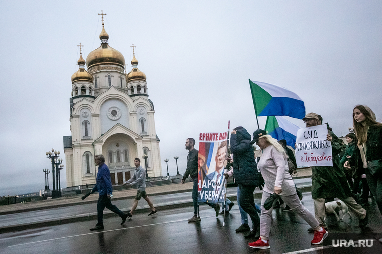 Несанкционированная акция в поддержку Сергея Фургала. Хабаровск, плакаты, протестующие, шествие, несанкционированная акция, преображенский собор, флаг хабаровского края, хабаровск