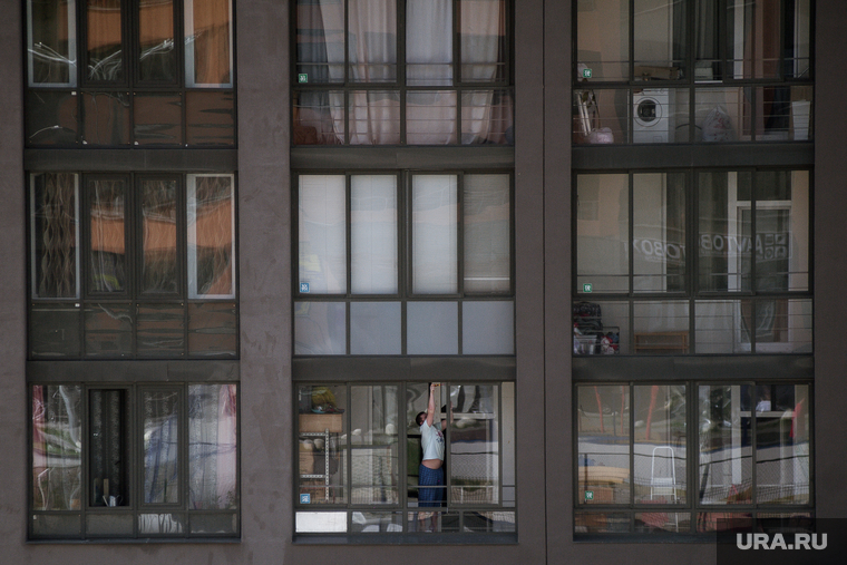 Повседневная жизнь горожан во время режима самоизоляции. Екатеринбург, балкон, окна, недвижимость, окна дома, жилой комплекс, самоизоляция, коронавирус, жилой комплекс светлый