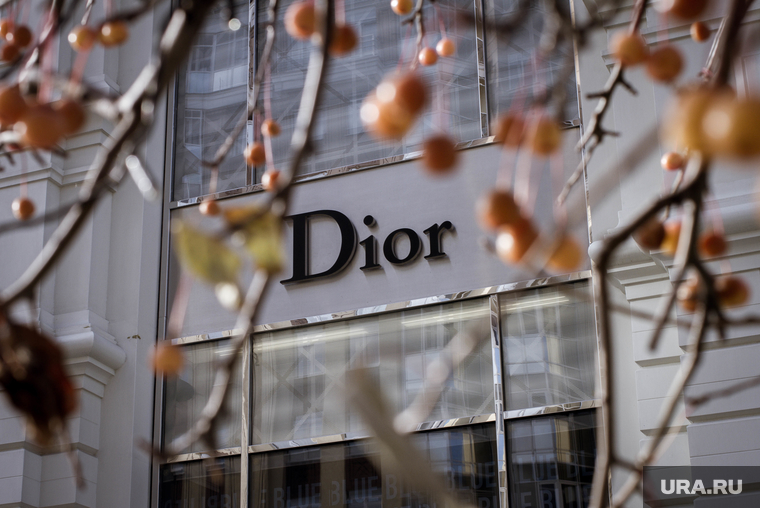 Прохожие на фоне люксовых магазинов. Екатеринбург, dior, магазин, диор