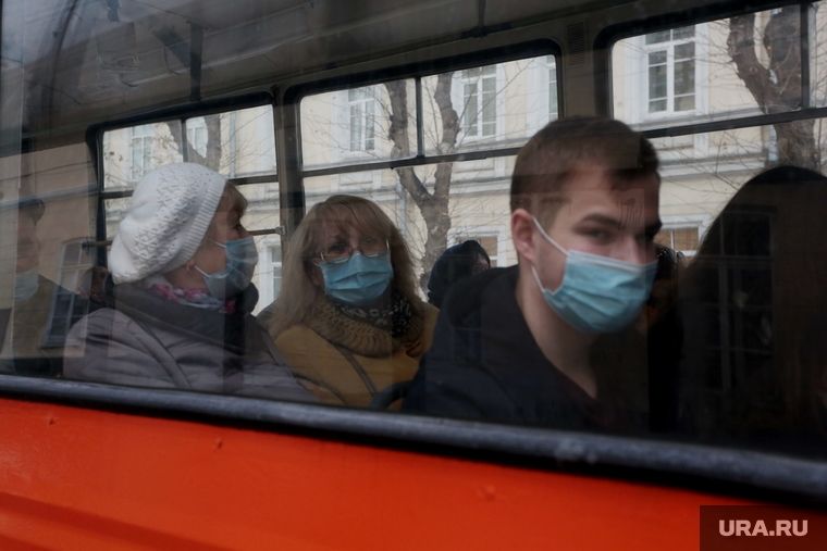 Виды Перми. Пермь, трамвай, пассажир в маске