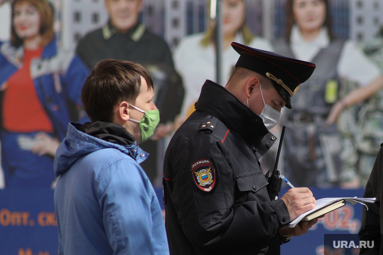Сотрудник полиции оформляет протокол жителям города, нарушившим режим самоизоляции. Курган, штраф, протокол, полиция, нарушение, Жители города, задержание, наряд полиции, нарушение режима