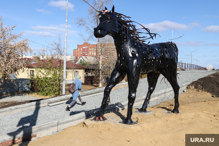 Скульптура коня около Кировского моста. Курган, кировский мост, конь, скульптура коня