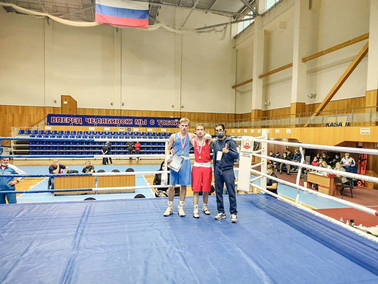 Даниил Лысенко (в красном) завоевал золотую медаль чемпионата