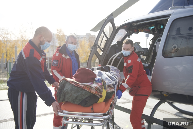 Вертолёт с девушкой из Магнитогорска, пострадавшей при падении в Оленьих ручьях. Екатеринбург