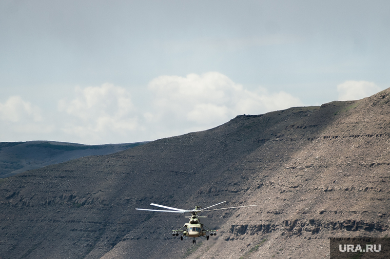 Учения горного мотострелкового соеденинения на полигоне Кара-Хаак. Республика Тыва, Кызыл, военный вертолет, военные учения, горная местность