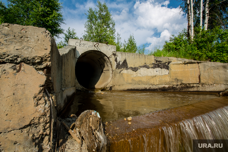 Город летом. Сургут, водосточная труба, водосток, канализация, слив