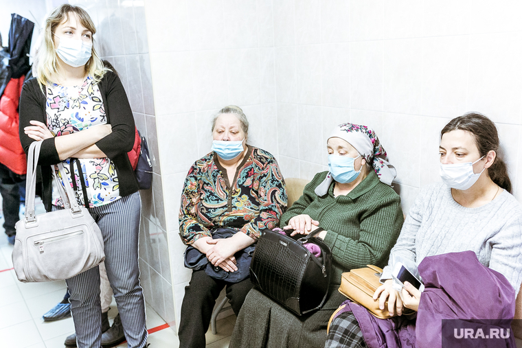 Пациенты вынуждены ждать приема врача по пять-шесть часов