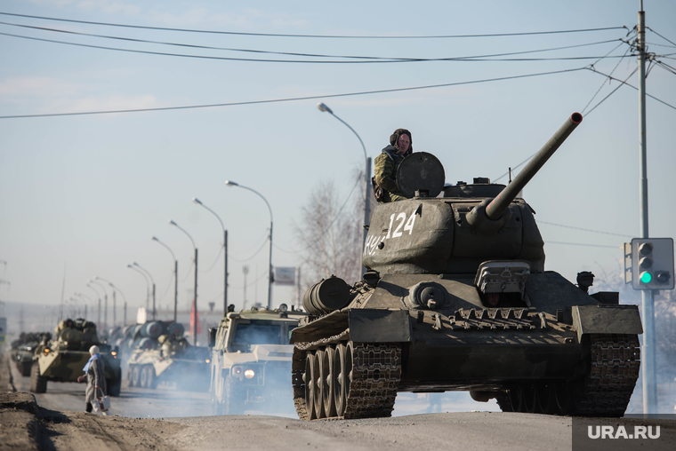 Первая репетиция юбилейного Парада Победы в Екатеринбурге на 2-ой Новосибирской, военная техника, армия, т-34, тяжелое вооружение, репетиция, танк