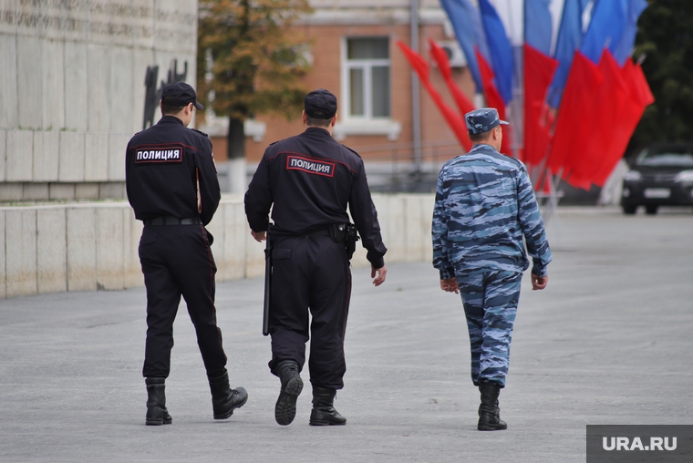 День города.  Курган , площадь ленина, флаг, полиция, триколор