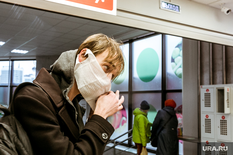 На входе в супермаркет «Пятерочка» на Первомайской, 7/Республики, 43 выдают бесплатные одноразовые маски