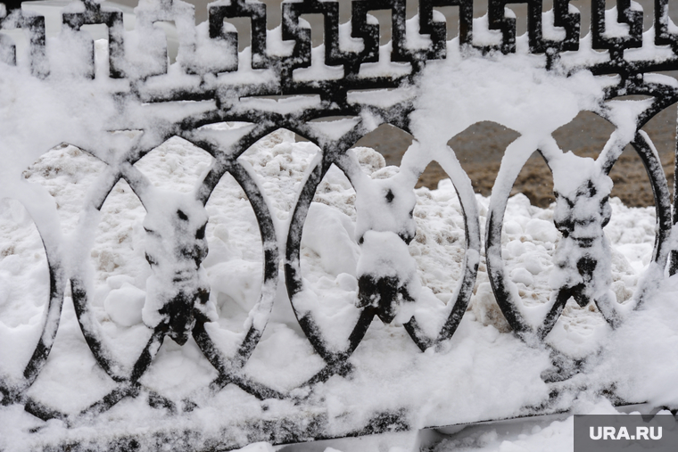 Дороги после снегопада. Челябинск, ограда, снег в городе, сугроб